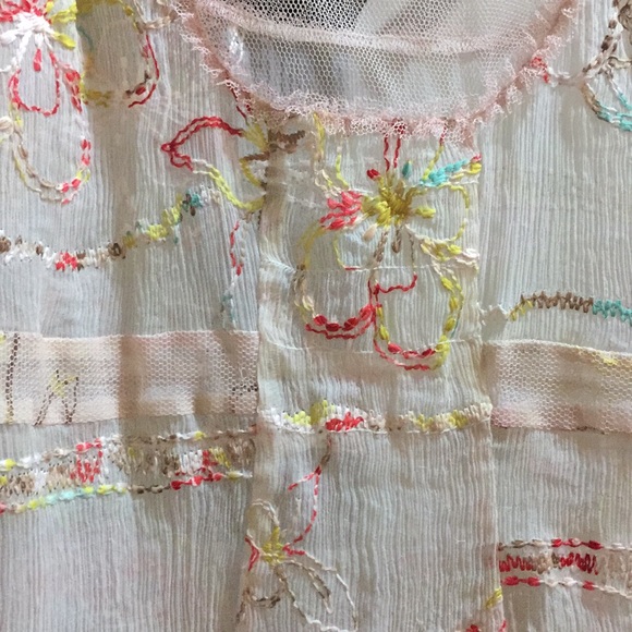 Delicate and airy embroidered top - Picture 3 of 8